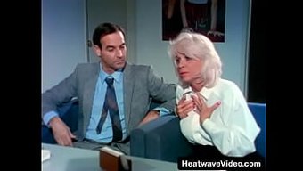 Doğal Göğüslere Sahip Olgun Milf, Yüzüne Boşalma Alıyor