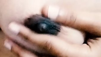 Tek Başına Oyun: 18 Yaşındaki Hintli Kız Vücudunu Keşfediyor