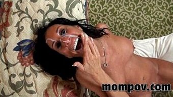 Esmer Ve Çekici Olgun Kadın, Bir Erkeğin Özel Organıyla Cinsel Ilişkiye Girer Ve Oral Uyarılma Alır.