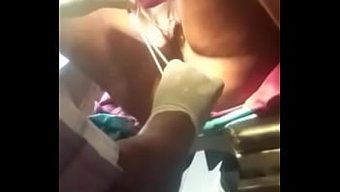 Tıraşlı Bir Vajina, Sert Bir Sikle Yetenekli Bir Cerrah Tarafından Deliniyor.