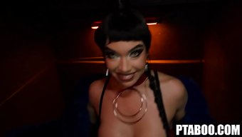 Little Puck, Çılgın Bir Grup Seks Partisinde Kocaman Memelerini Fena Halde Dağıtıyor.