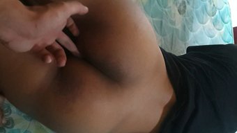 Desi Bebek Büyük Poposunu Siktiriyor Ve Parmaklıyor