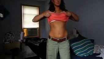 Amatör Kız, Ücretsiz Izleme Zevki Için Web Kamerasına Soyunuyor