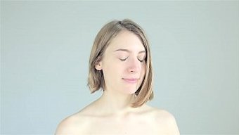 Islak Ve Vahşi Sarışın Bebek Fetiş Top Oyununda