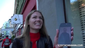 Sarışın Milf Claudia Mac, Internette Tanıştığı Yabancı Tarafından Karavanda Sikişiyor.