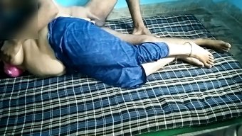 Olgun Bhabhi, Hint Ev Yapımı Videoda Oral Ve Vajinal Seks Için Baştan Çıkarıldı