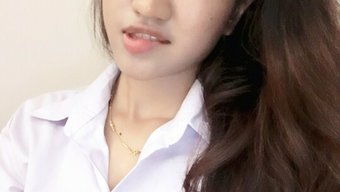 Asyalı Okul Kızı, Minyon Göğüslerini Okşuyor Ve Kendini Parmaklıyor