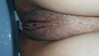 Vietnamlı Güzel, Azgın Bir Şekilde Işeme Oyununa Dalıyor