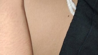 Hintli Kız Kendini Parmaklıyor Ve Spermi Yutuyor