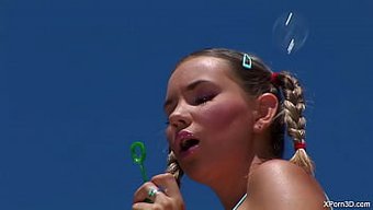 Minyon Genç Kız, Iki Büyük Yarrak Tarafından Sıcak Bir Üçlüde Anal Olarak Beceriliyor