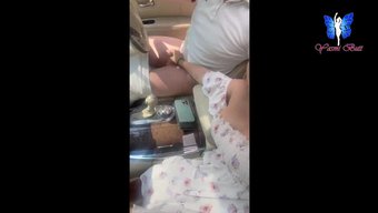 Güzel Orospu, Arabadaki Adamı Baştan Çıkarıyor Ve Sıcak Bir Sahnede Yüzüne Boşalıyor.