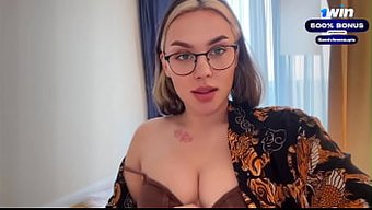 Yan Daireden Bir Esmer Gece Sıcak Seks Için Geldi.