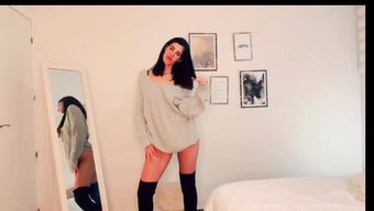 18 Yaşındaki Latin Kız, Tinder Partnerine Striptiz Yaparken Kendini Parmaklarken Yakalanıyor