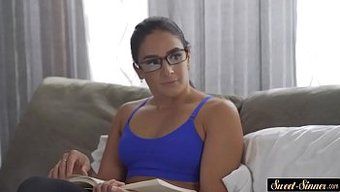 Üvey Annesinin Erotik Isteklerini Misyoner Pozisyonunda Karşılayan Üvey Oğlu