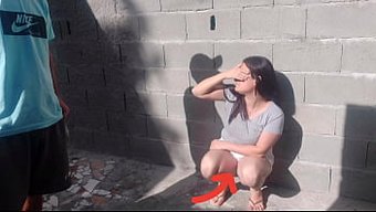 Komşum Beni Iç Çamaşırımda Yakaladığında Olaya Dahil Olmam Gerekiyordu