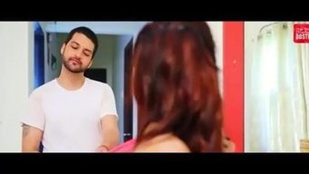 Büyük Göğüslü Evli Kadın Kocasını Patronuyla Aldatıyor