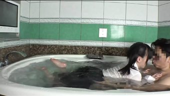 Asyalı Genç Ichigo-Chan Duşta Teslimiyeti Keşfediyor