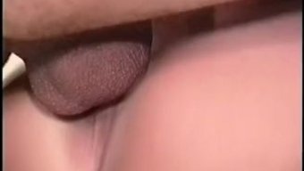 Dolgun Kadın, Iyi Donanımlı Yaşlı Bir Adamın Elinde Hem Vajinasından Hem De Am Kıllarından Zevk Yaşamaktadır.