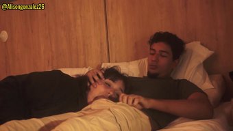 Üvey Kız Kardeşimle Netflix Izlerken Ve Ereksiyon Olurken Yakın Bir Görüşme.