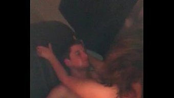 Genç Erkek, Deneyimli Milf Ile Seks Karşılığında Para Takas Ediyor