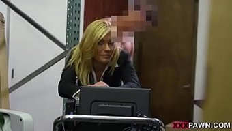 Rehinci Dükkanında Sıcak Bir Karşılaşma, Yoğun Giysili Seksle Sonuçlanıyor