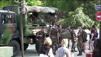 Üç Azgın Genç, Halka Açık Bir Ortamda Cinselliklerini Keşfediyor