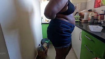 Gizlice Kaydedilen Bir Video, Hizmetçinin Mutfaktaki Yaramaz Faaliyetlerini Ortaya Koyuyor