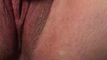 Yaşlı Siyah Adam, Ev Yapımı Bir Videoda Beyaz Partneriyle Irklararası Anal Seksin Tadını Çıkarıyor