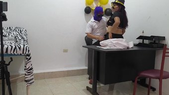 Seksi Hemşire Işe Geri Döndü Ve Yılbaşı Gecesi Doktor Meslektaşıyla Sıcak Seks Yapıyor.