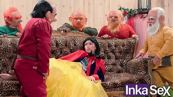 Yedi Cüce Ormanda Pamuk Prenses’i Sikerken Ayak Fetişinin Cazibesini Sergiledi.