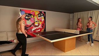 Erkek Arkadaş, Arkadaşıyla Iddiaya Girip Onu Aletine Binerken Göreceğini Söylüyor.