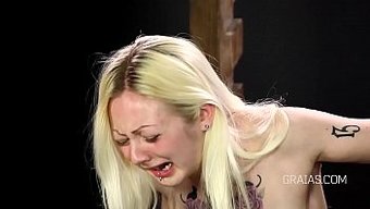 Tokatlayan Ve Döven Sarışın Kıza Ceza.