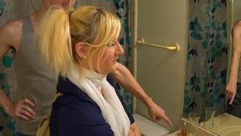 Üvey Babası, Genç Kızı Oral Olarak Cezalandırıyor.