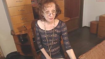 Büyükannenin Samimi Anları: Tek Başına Bir Performans