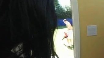 Asyalı Üvey Annenin Genç Bahçıvanla Baştan Çıkarıcı Karşılaşması Tutkulu Bir Seansa Dönüşüyor