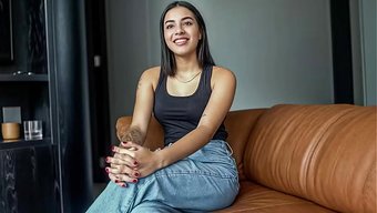 Küçük Göğüslü Latin Genç, Kocaman Aletli Bir Adam Tarafından Pov'Da Sikerken