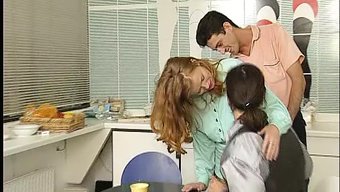 Olgun Kızıl Saçlı Ve Iki Bebek, Sıcak Üçlüde Büyük Bir Yarrağı Paylaşıyorlar