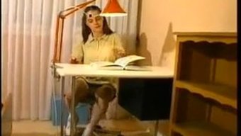 Üvey Babasının Beklenmedik Bir Şekilde Odaya Gelmesiyle Şaşırdı