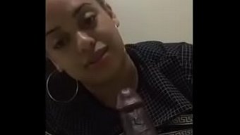 Minyon Genç Kız Büyük Yarrağı Ağzıyla Alıyor