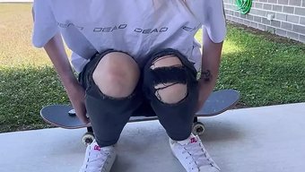 Dövmeli Genç Bir Kaykaycı, Halka Açık Bir Ortamda Tatmin Edici Bir Orgazm Elde Ediyor