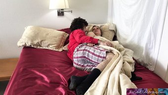 Azgın Üvey Oğul, Üvey Annesiyle Birlikte Yatakta Samimi Bir Zaman Geçiriyor