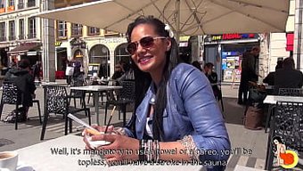 Ateşli Bir Uçuş Görevlisi Olan Clélie, Ilk Saunasını Fantezi Dolu Bir Dokunuşla Deneyimliyor