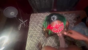 Güzel Müdire, Büyük Sikli Öğrenciye Karşı Koyamaz Ve Ona Farklı Yerlerde Bir Blowjob Yapar.