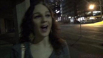 Avustralyalı Kızın Büyük Bir Yarakla Ilk Gecesi