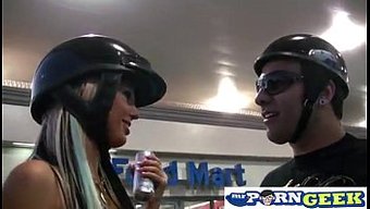 Motosikletli Bebek Lacy Holiday, Vahşi Grup Seks Ve Anal Eylemde