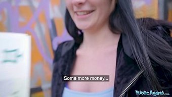 Genç Bebek, Halka Açık Bir El Işi Ile Fantezisini Gerçekleştiriyor