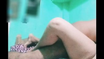 Bengalli Üniversite Kızı, Yurtta Açık Bir Sesli Seks Kaseti Çekiyor