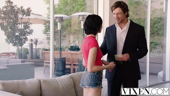 Baştan Çıkarıcı Çift, Bebek Bakıcısını Üçlü Için Baştan Çıkarıyor