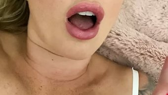 Paige Turnah'Nın Yakın Çekim Vajina Parmaklama Sahnesinin Ve Büyük Doğal Memelerinin Tadını Çıkarın.