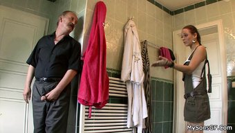 Genç Avrupalı Esmer Yaşlı Bir Adama El Işi Yapıyor Ve Onun Sikini Sürüyor